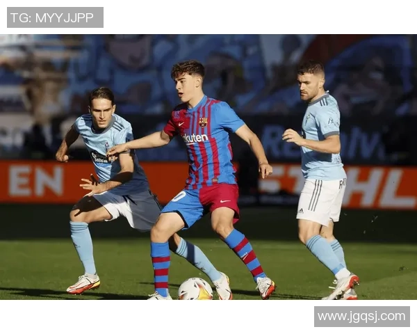 以足球球员为中心全景呈现赛场激情奋斗与永恒荣耀传奇篇章壮举录