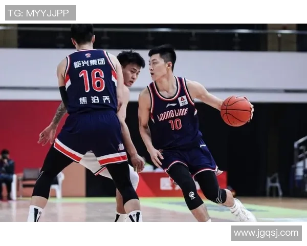 南京同曦力拼广东宏远 强强对决见证CBA季后赛激烈较量